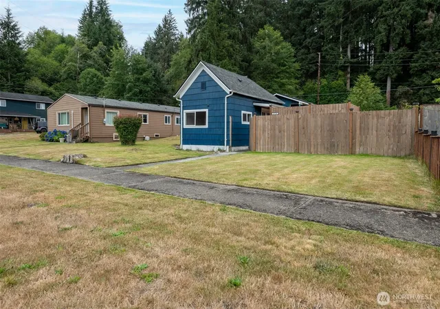 Photo 3 of Single family home for sale at 1720 2nd St, Cosmopolis, WA 98537 | MLS# NWM2572124 | Listing updated on 2026-09-25