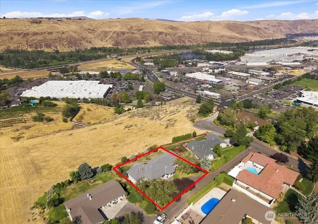 Photo 3 of Single family home for sale at 1104 N Fellows Dr, Yakima, WA 98908 | MLS# NWM2572132 | Listing updated on 2026-09-25
