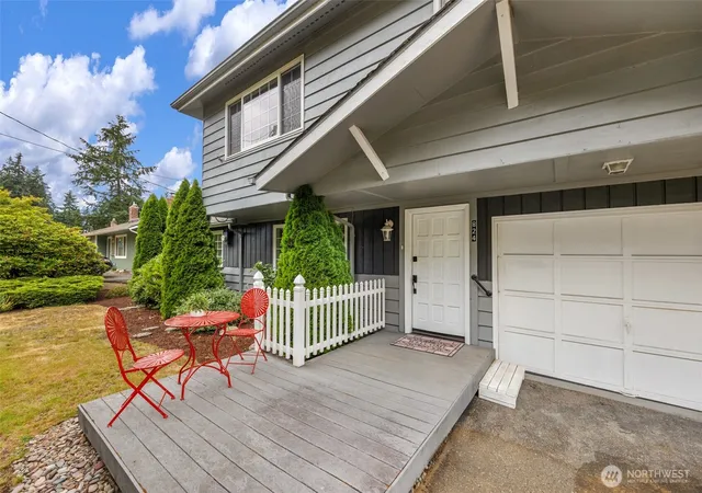 Photo 2 of Single family home for sale at 824 Ne 194th St, Shoreline, WA 98155 | MLS# NWM2572212 | Listing updated on 2026-09-25