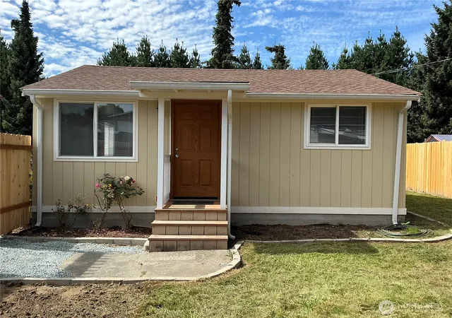 Photo 1 of Single family home for sale at 325 Hawthorne St, Burlington, WA 98233 | MLS# NWM2572237 | Listing updated on 2026-09-25