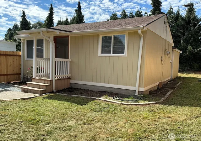 Photo 2 of Single family home for sale at 325 Hawthorne St, Burlington, WA 98233 | MLS# NWM2572237 | Listing updated on 2026-09-25