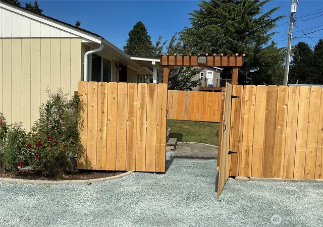 Photo 3 of Single family home for sale at 325 Hawthorne St, Burlington, WA 98233 | MLS# NWM2572237 | Listing updated on 2026-09-25