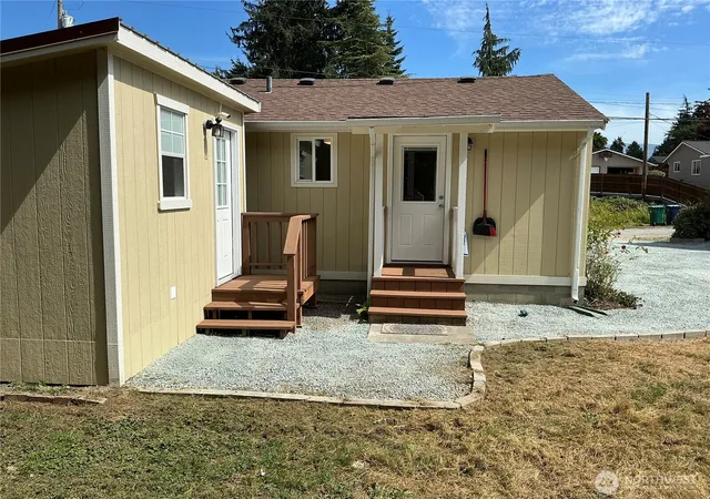 Photo 3 of Single family home for sale at 325 Hawthorne St, Burlington, WA 98233 | MLS# NWM2572237 | Listing updated on 2026-09-25