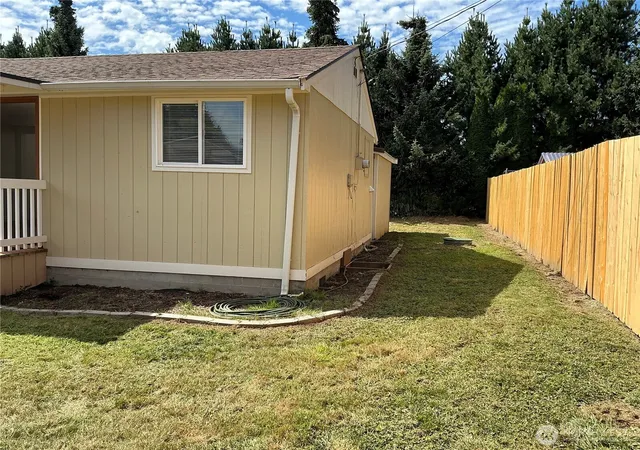 Photo 4 of Single family home for sale at 325 Hawthorne St, Burlington, WA 98233 | MLS# NWM2572237 | Listing updated on 2026-09-25