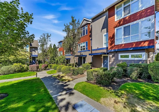 Photo 3 of Townhouse for sale at 1771 25th Ave Ne, Issaquah, WA 98029 | MLS# NWM2572326 | Listing updated on 2026-10-02