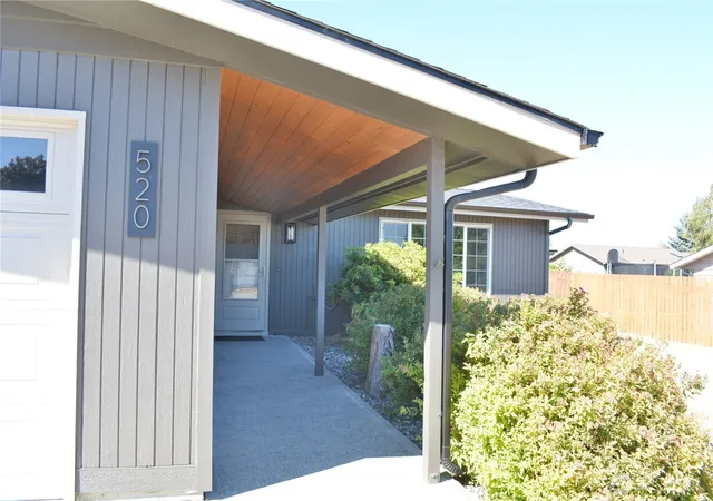 Photo 2 of Sale Pending at 520 Sw 4th Avenue, Oak Harbor, WA 98277 | MLS# NWM2572374 | Listing updated on 2026-09-25