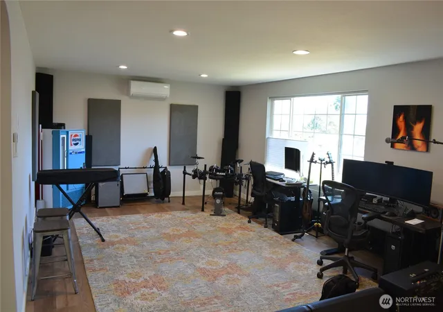 Photo 3 of Sale Pending at 520 SW 4th Avenue, Oak Harbor, WA 98277 | MLS# NWM2572374 | Listing updated on 2026-09-25