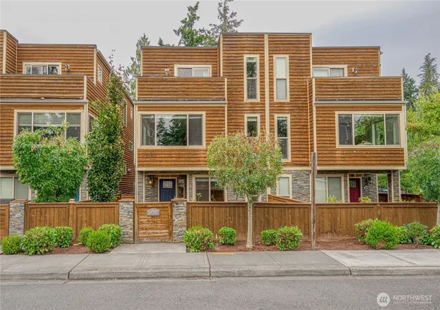 Townhouse for sale at 18507 71St Ave Ne, Kenmore, WA 98028 | MLS# NWM2572386