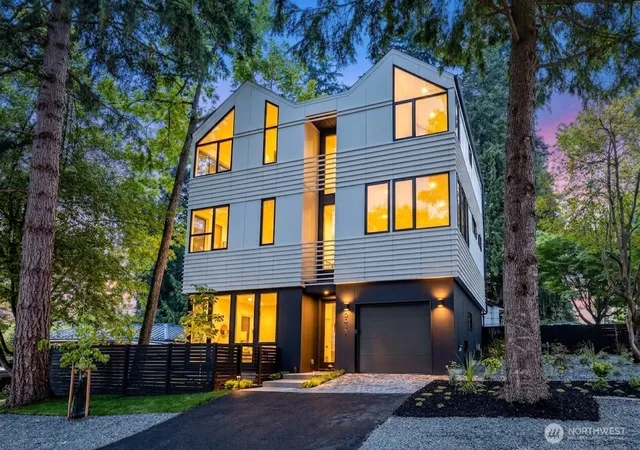 Photo 1 of Single family home for sale at 2011 Ne 123rd St, Seattle, WA 98125 | MLS# NWM2572389 | Listing updated on 2026-10-02