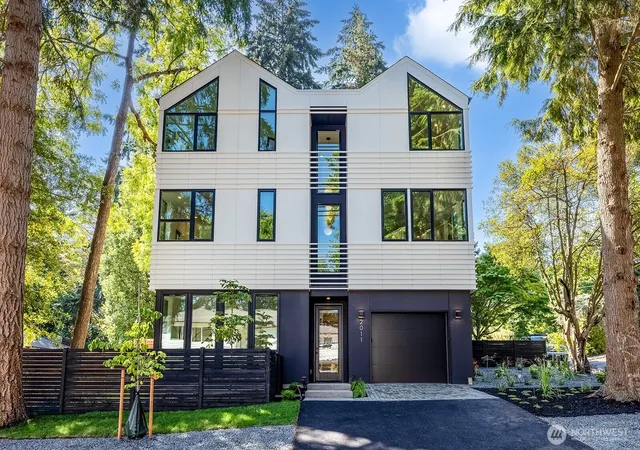 Photo 2 of Single family home for sale at 2011 Ne 123rd St, Seattle, WA 98125 | MLS# NWM2572389 | Listing updated on 2026-10-02