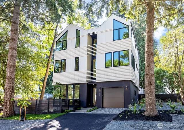 Photo 3 of Single family home for sale at 2011 Ne 123rd St, Seattle, WA 98125 | MLS# NWM2572389 | Listing updated on 2026-10-02