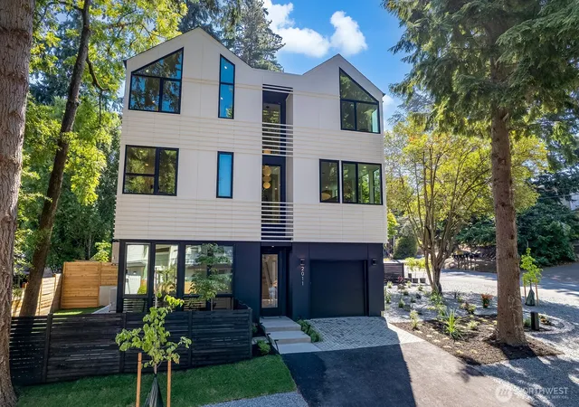 Photo 3 of Single family home for sale at 2011 Ne 123Rd St, Seattle, WA 98125 | MLS# NWM2572389 | Listing updated on 2026-10-02