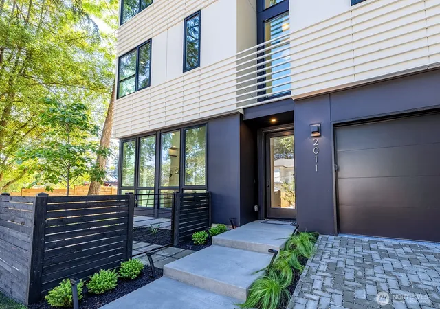 Photo 4 of Single family home for sale at 2011 Ne 123Rd St, Seattle, WA 98125 | MLS# NWM2572389 | Listing updated on 2026-10-02