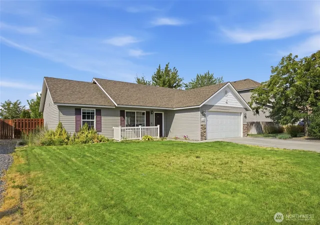 Photo 2 of Single family home for sale at 1114 W Luta St, Moses Lake, WA 98837 | MLS# NWM2572390 | Listing updated on 2026-09-24