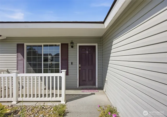 Photo 3 of Single family home for sale at 1114 W Luta St, Moses Lake, WA 98837 | MLS# NWM2572390 | Listing updated on 2026-09-24