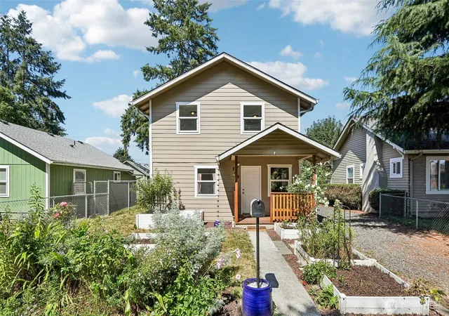 Photo 3 of Single family home for sale at 265 17th Ave, Longview, WA 98632 | MLS# NWM2572401 | Listing updated on 2026-09-25