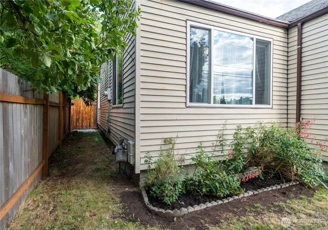 Photo 3 of Single family home for sale at 113 12th St Sw, Puyallup, WA 98371 | MLS# NWM2572414 | Listing updated on 2026-09-28