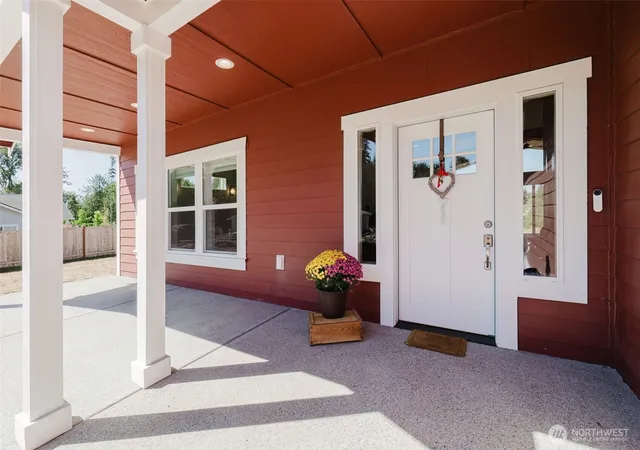 Photo 4 of Single family home for sale at 1726 Lilypad Pl E, Port Orchard, WA 98366 | MLS# NWM2572444 | Listing updated on 2026-09-25
