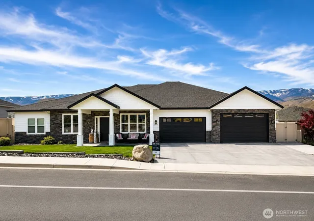 Photo 1 of Single family home for sale at 2858 Se Falcon View Dr, East Wenatchee, WA 98802 | MLS# NWM2572490 | Listing updated on 2026-09-29