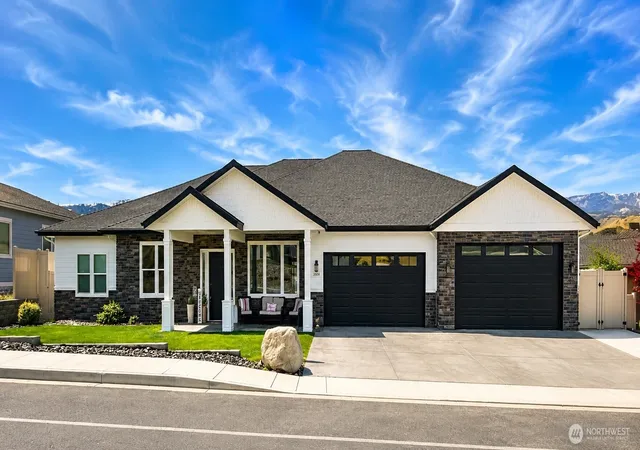 Photo 2 of Single family home for sale at 2858 Se Falcon View Dr, East Wenatchee, WA 98802 | MLS# NWM2572490 | Listing updated on 2026-09-29