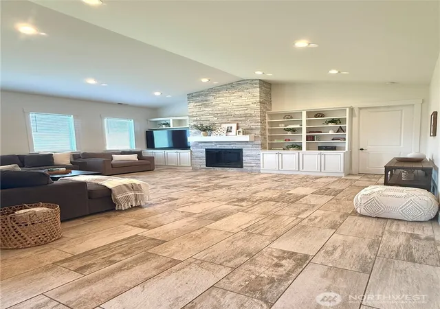 Photo 3 of Single family home for sale at 2858 Se Falcon View Dr, East Wenatchee, WA 98802 | MLS# NWM2572490 | Listing updated on 2026-09-29