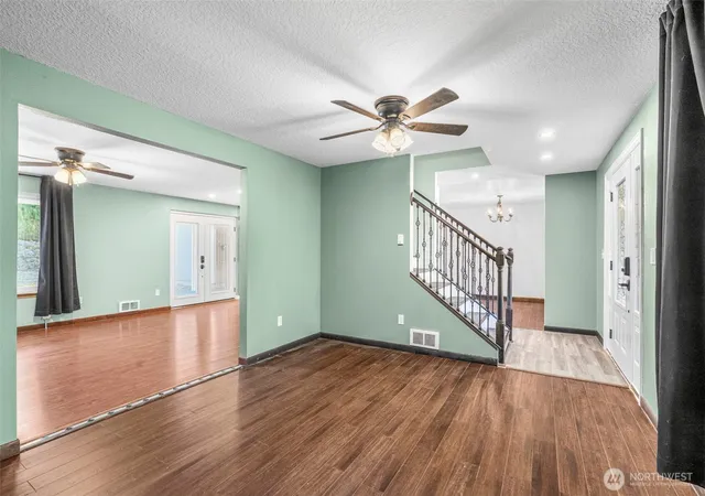 Photo 3 of Single family home for sale at 428 S 2Nd Pl, Kalama, WA 98625 | MLS# NWM2572503 | Listing updated on 2026-09-28