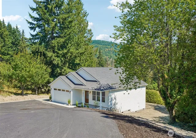 Photo 2 of Sale Pending at 2411 Sunrise St, Kelso, WA 98626 | MLS# NWM2572520 | Listing updated on 2026-08-28