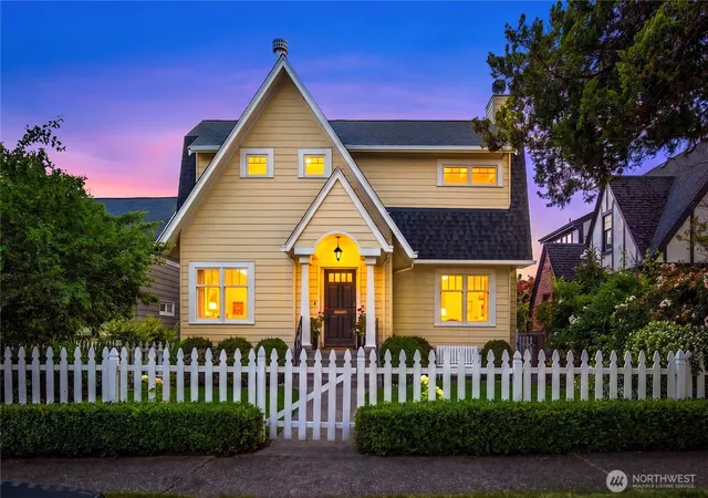 Photo 3 of Sale Pending at 3819 44 Ave Ne, Seattle, WA 98105 | MLS# NWM2572540 | Listing updated on 2026-09-17