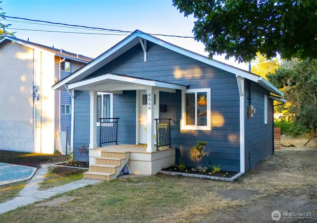 Photo 2 of Single family home for sale at 9044 9th Ave Sw, Seattle, WA 98106 | MLS# NWM2572623 | Listing updated on 2026-09-30
