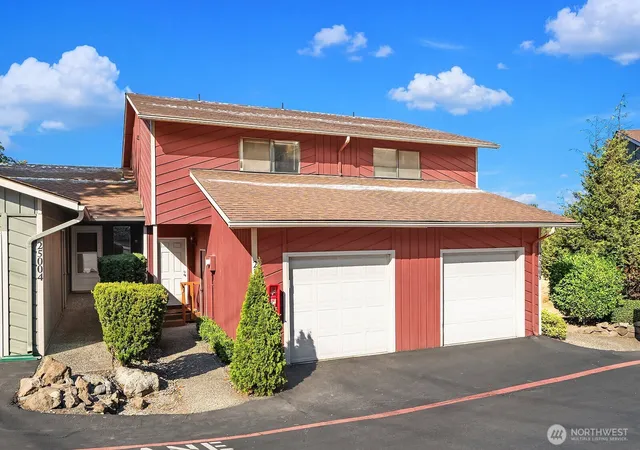 Photo 1 of Townhouse for sale at 25044 Lake Fenwick Rd #32, Kent, WA 98032 | MLS# NWM2572667 | Listing updated on 2026-10-01