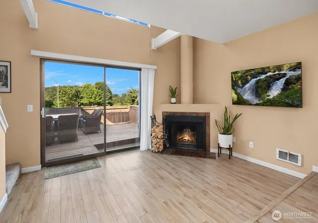 Photo 4 of Townhouse for sale at 25044 Lake Fenwick Rd #32, Kent, WA 98032 | MLS# NWM2572667 | Listing updated on 2026-10-01