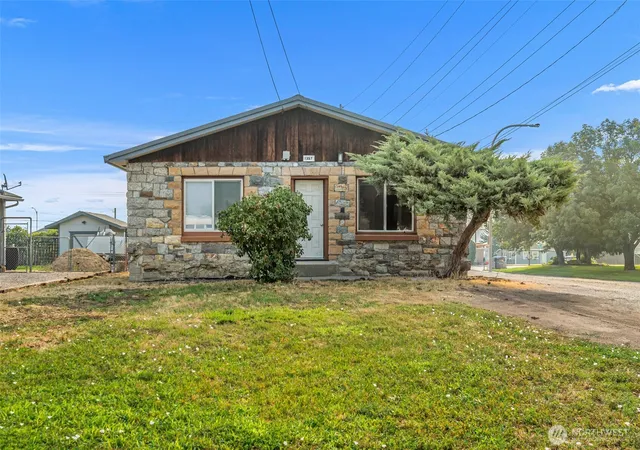 Photo 2 of Single family home for sale at 1357 Monitor St, Wenatchee, WA 98801 | MLS# NWM2572683 | Listing updated on 2026-09-26