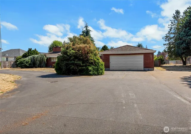 Photo 4 of Sale Pending at 2222 176Th St E, Tacoma, WA 98445 | MLS# NWM2572733 | Listing updated on 2026-09-21