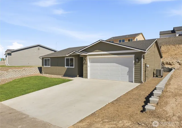 Photo 3 of Single family home for sale at 1987 N May Ct, East Wenatchee, WA 98802 | MLS# NWM2572735 | Listing updated on 2026-09-29