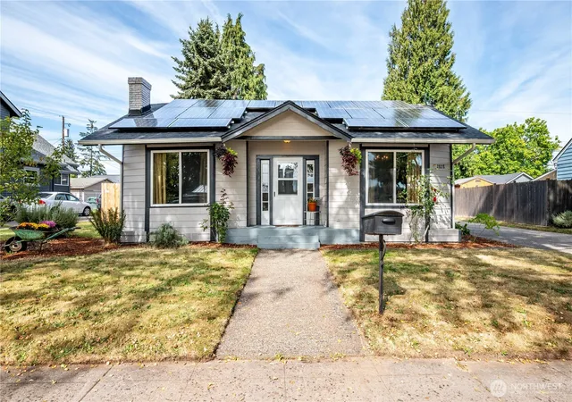 Photo 2 of Single family home for sale at 2828 Washington Way, Longview, WA 98632 | MLS# NWM2572763 | Listing updated on 2026-09-23