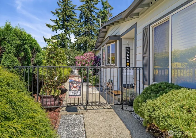 Photo 3 of Manufactured home for sale at 1402 22Nd St Ne #451, Auburn, WA 98002 | MLS# NWM2572783 | Listing updated on 2026-09-22