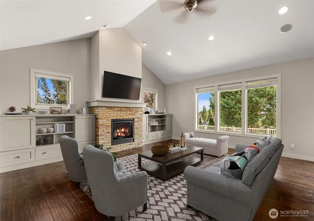 Photo 4 of Sale Pending at 351 Allison St, Wenatchee, WA 98801 | MLS# NWM2572808 | Listing updated on 2026-09-25