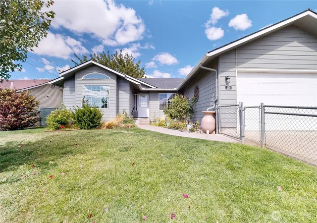 Photo 1 of Sale Pending at 809 Se Tamarack St, College Place, WA 99324 | MLS# NWM2572817 | Listing updated on 2026-09-27