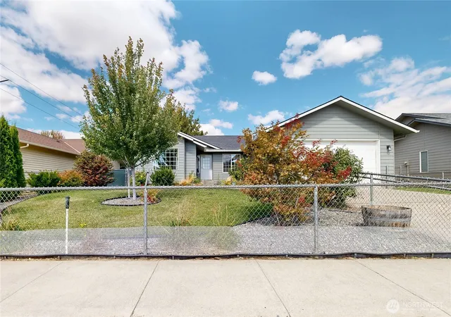 Photo 2 of Sale Pending at 809 Se Tamarack St, College Place, WA 99324 | MLS# NWM2572817 | Listing updated on 2026-09-27