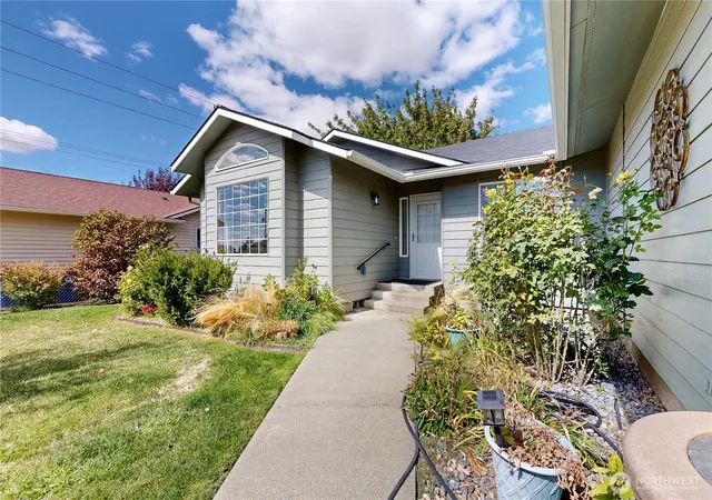 Photo 3 of Sale Pending at 809 Se Tamarack St, College Place, WA 99324 | MLS# NWM2572817 | Listing updated on 2026-09-27