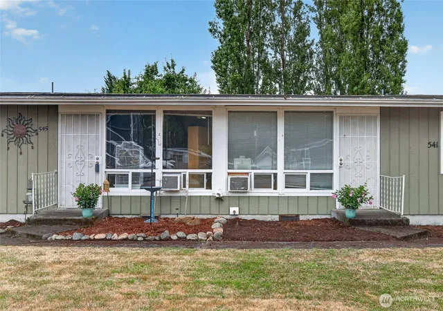 Photo 3 of Single family home for sale at 541 545 D St, Blaine, WA 98230 | MLS# NWM2572841 | Listing updated on 2026-09-30
