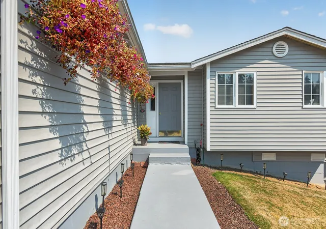 Photo 2 of Single family home for sale at 27215 Manor Pl Nw, Stanwood, WA 98292 | MLS# NWM2572864 | Listing updated on 2026-09-26