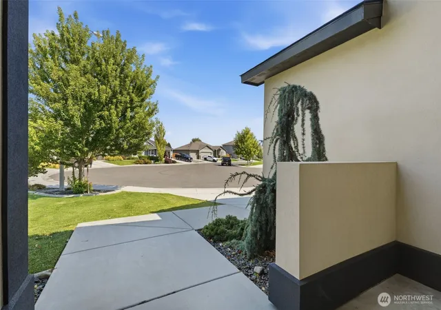Photo 3 of Single family home for sale at 4216 S Conway Pl, Kennewick, WA 99337 | MLS# NWM2572909 | Listing updated on 2026-09-25
