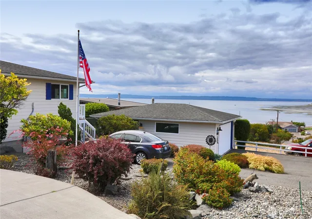 Photo 3 of Sale Pending at 4104 Scatchet View Dr, Clinton, WA 98236 | MLS# NWM2572935 | Listing updated on 2026-10-01