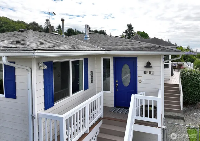 Photo 3 of Sale Pending at 4104 Scatchet View Dr, Clinton, WA 98236 | MLS# NWM2572935 | Listing updated on 2026-10-01