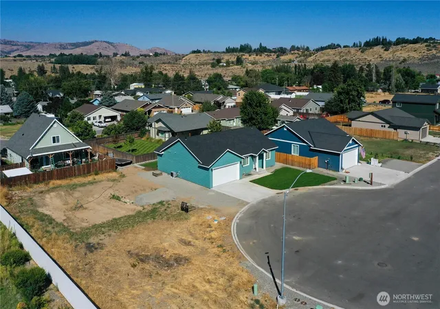 Photo 3 of Single family home for sale at 707 Petra Ct, Omak, WA 98841 | MLS# NWM2572941 | Listing updated on 2026-09-22