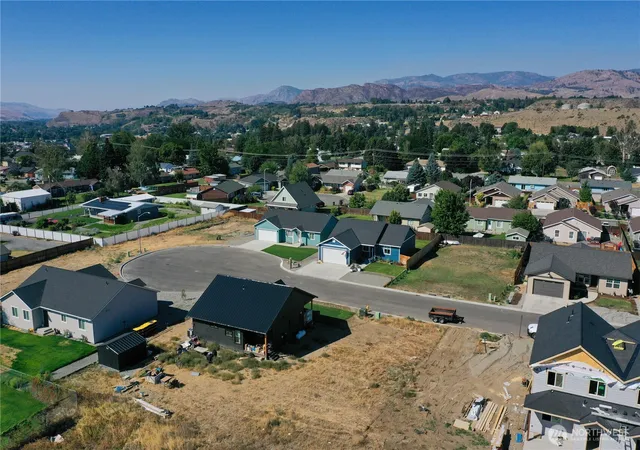 Photo 3 of Single family home for sale at 707 Petra Ct, Omak, WA 98841 | MLS# NWM2572941 | Listing updated on 2026-09-22