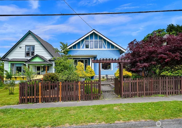 Photo 1 of Single family home for sale at 905 E Maple St, Bellingham, WA 98225 | MLS# NWM2572984 | Listing updated on 2026-09-30