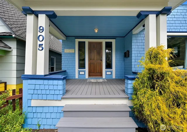 Photo 3 of Single family home for sale at 905 E Maple St, Bellingham, WA 98225 | MLS# NWM2572984 | Listing updated on 2026-09-30