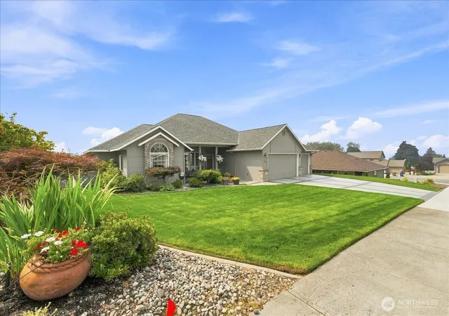 Photo 2 of Single family home for sale at 628 Briarwood Dr, East Wenatchee, WA 98802 | MLS# NWM2573002 | Listing updated on 2026-09-25